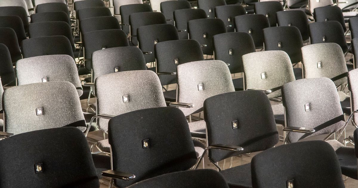 Filas de butacas vacías en un auditorio o sala de eventos
