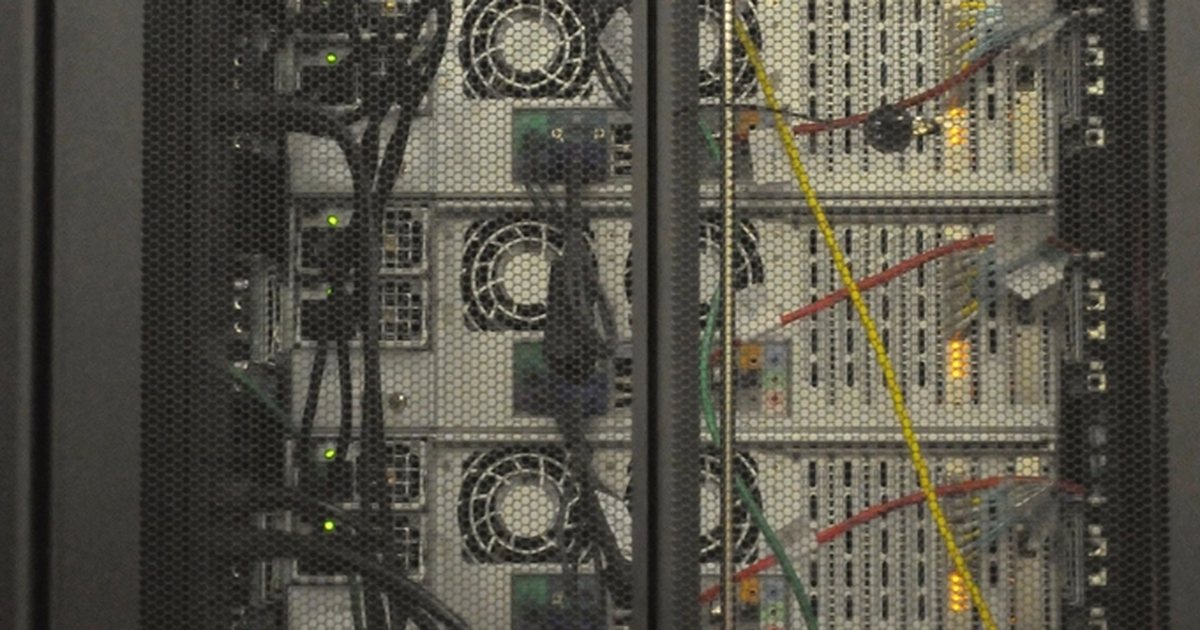 Primer plano de un rack de servidores con cableado de red