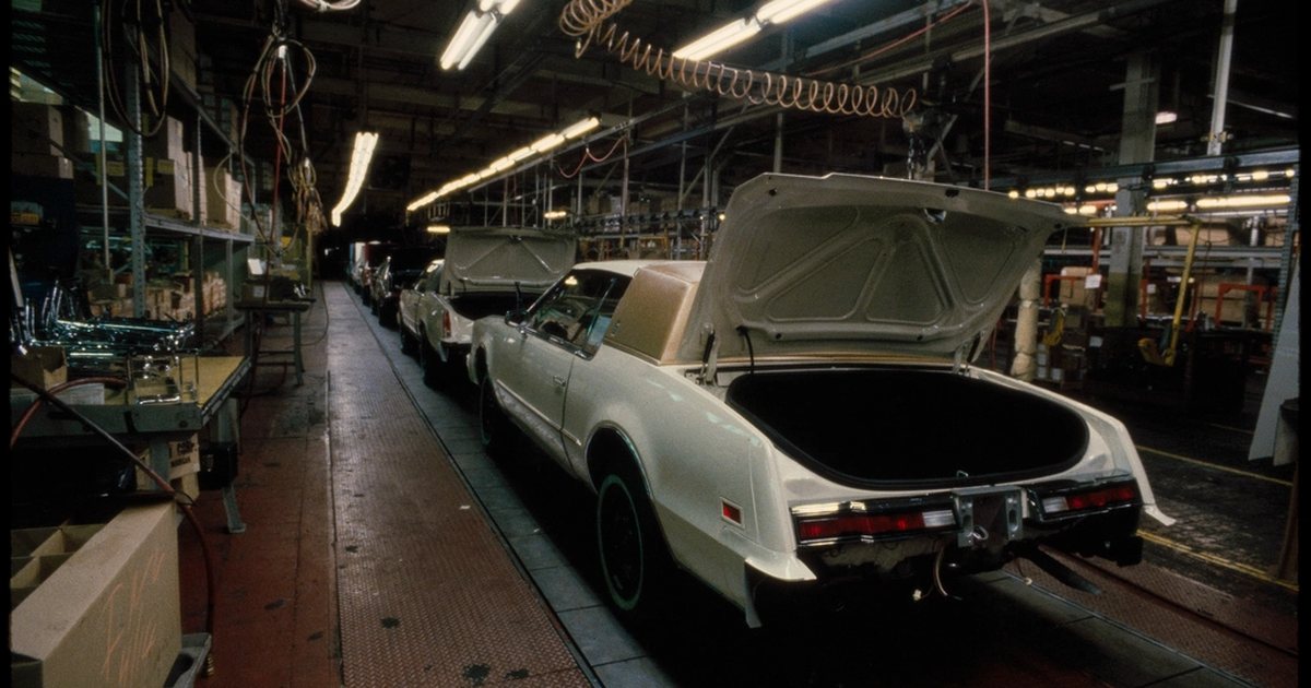 Interior de una nave de montaje de automóviles con una carrocería blanca