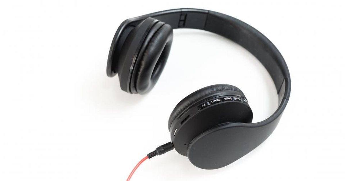 Auriculares de diadema sobre un fondo blanco liso