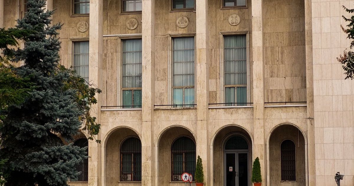 Fachada de un edificio institucional de estilo clásico con columnas y arcos