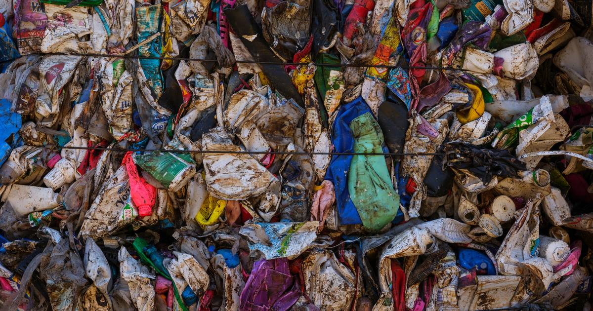 Balas de residuos plásticos compactados y clasificados para reciclaje
