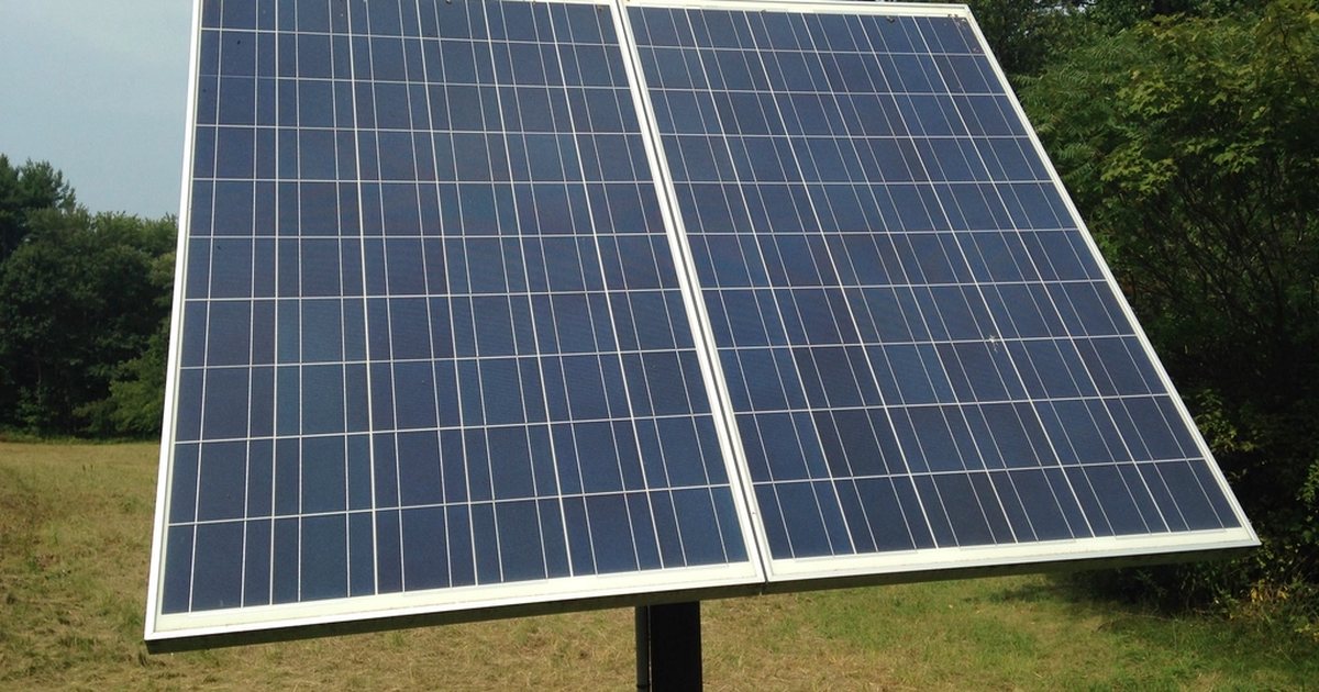 Panel solar fotovoltaico instalado en un campo verde