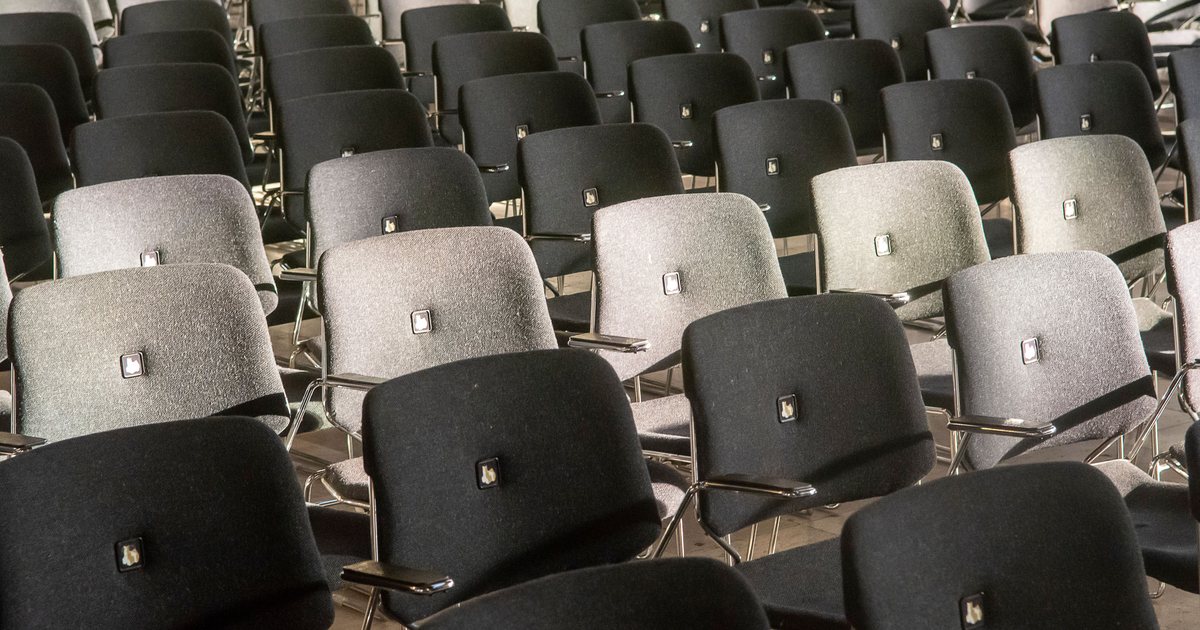 Filas de butacas vacías en un auditorio antes de un evento