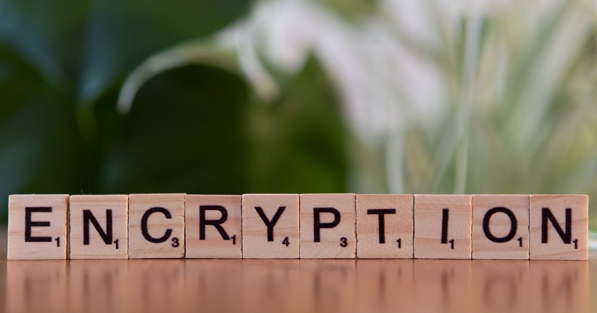 Letras de madera formando la palabra encryption sobre una mesa