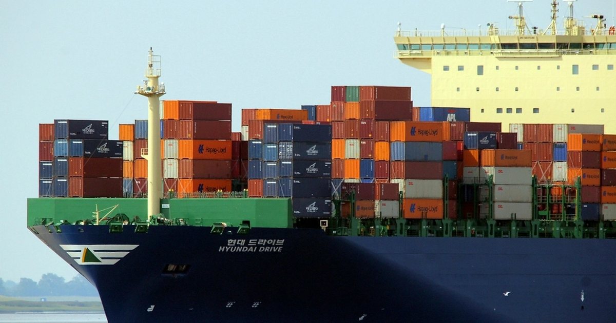 Buque portacontenedores cargado atracado en un puerto