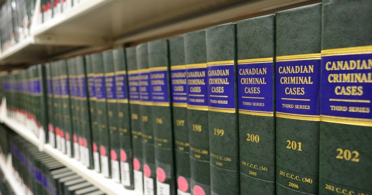 Estantería de libros de derecho encuadernados en verde