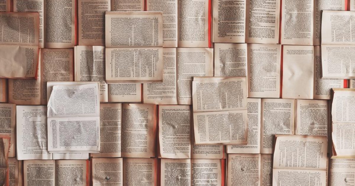 Pila de libros antiguos y gruesos vistos de cerca