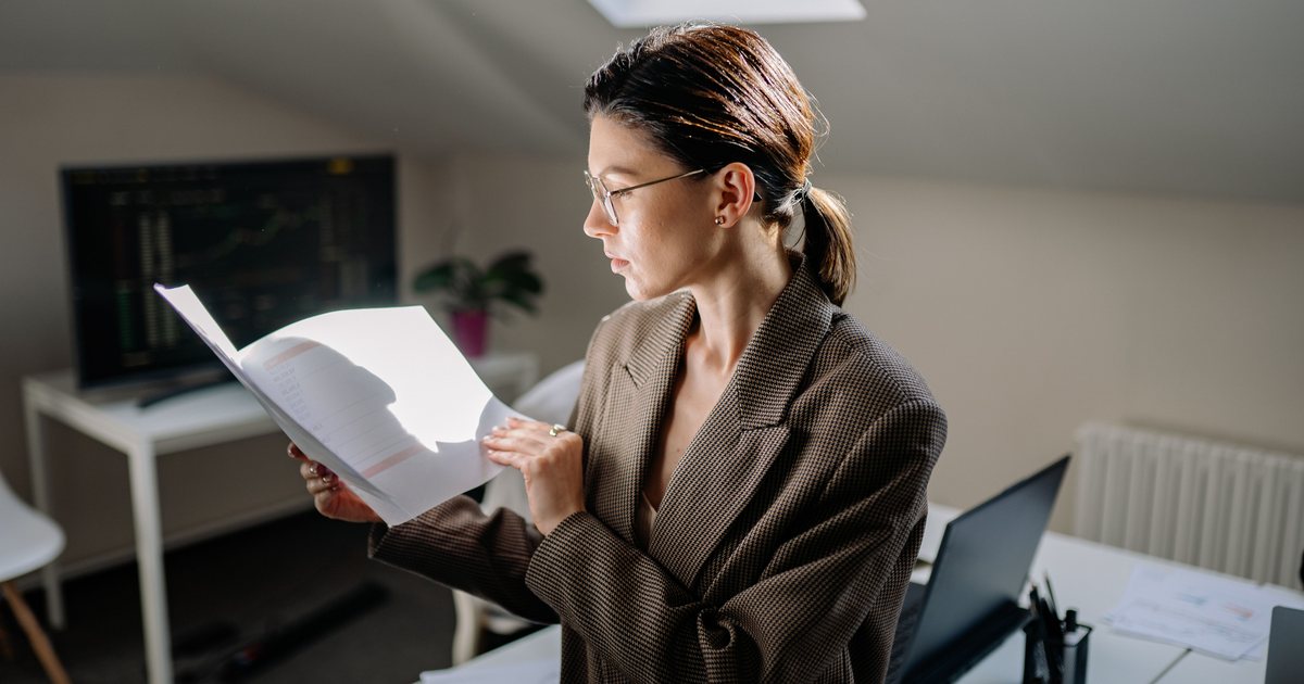 Profesional revisando con atención un documento en la oficina