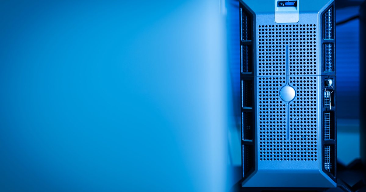 Servidor informático azulado en una sala de datos
