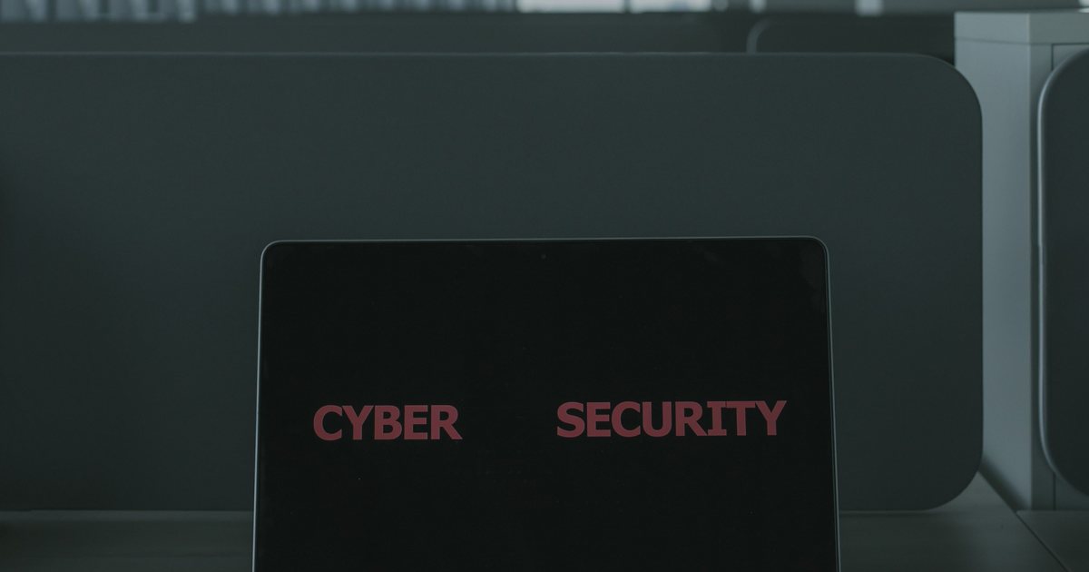 Portátil con el texto Cyber Security en la pantalla sobre una mesa de oficina