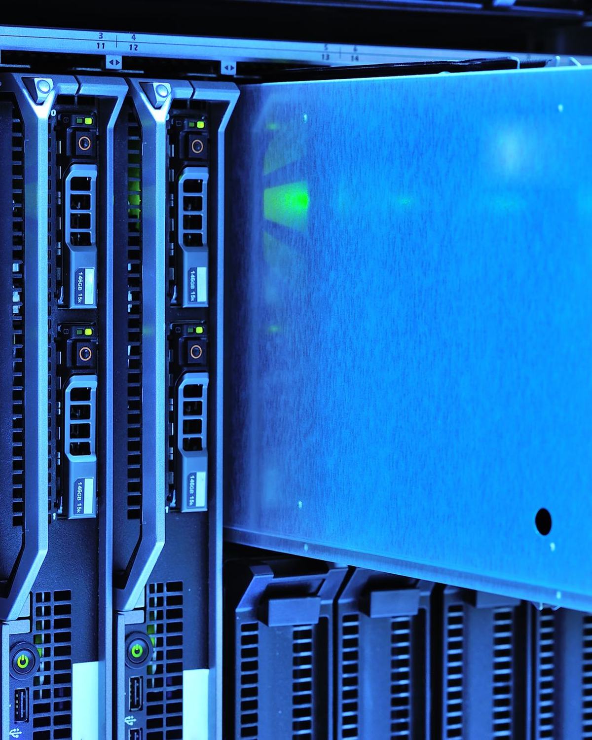 Servidores de rack con luces azules y paneles metálicos en un centro de datos