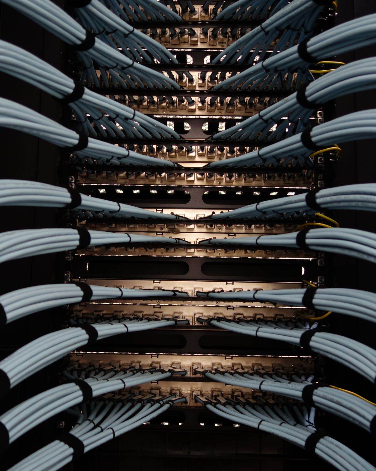 Cables de red ordenados y peinados en un bastidor de comunicaciones