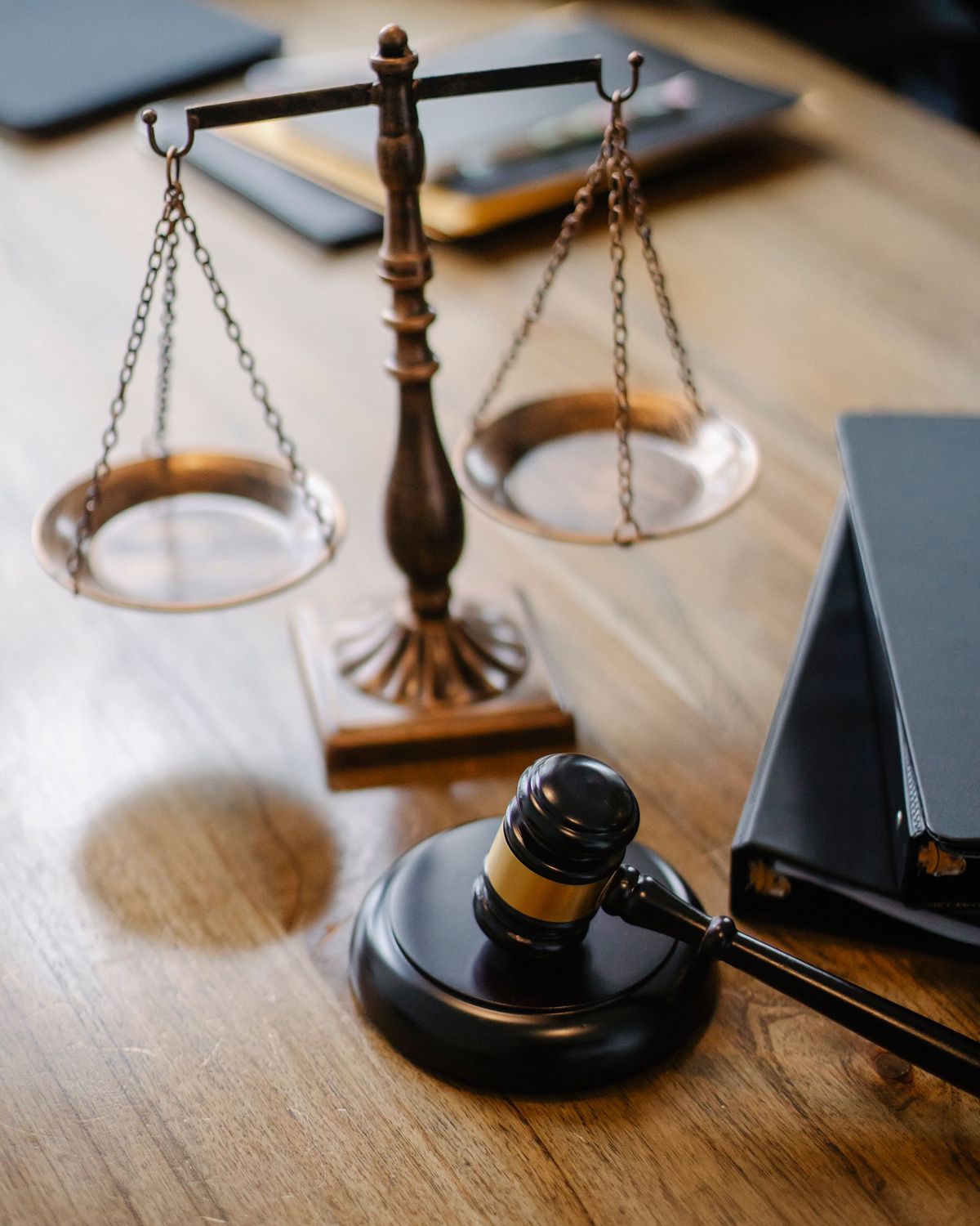 Balanza de justicia y mazo de juez sobre una mesa de madera