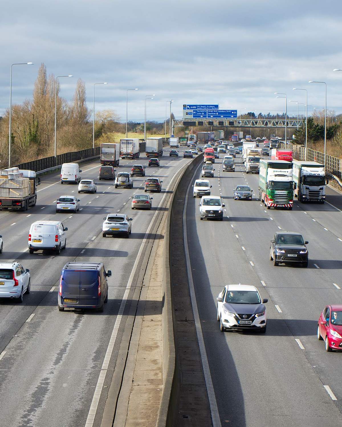 Autopista con tráfico denso de coches y camiones en hora punta